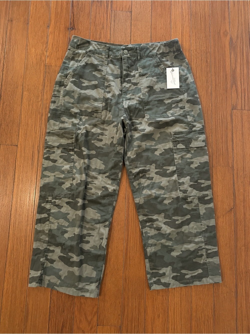 Universal Thread Cropped Camo Cargo Pants - Olive Camo Sz 12